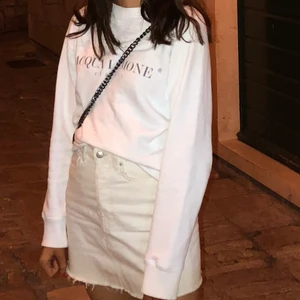 Aqua limone sweater - Superfin tröja från Aqua limone med coolt tryck på ryggen. Storlek xs, passar även s💕 