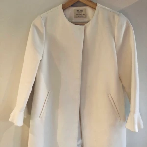 Vit kavaj från zara Strl 164 - Vit kavaj från zara Strl 164. 199