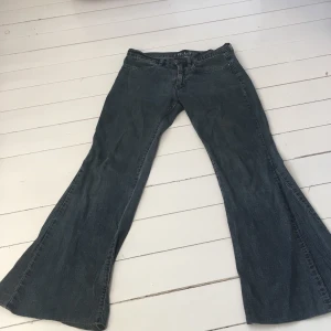 Utsvängda jeans - Utsvängda jeans med låg midja🦋