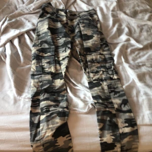 Cargo byxor S - Cargo byxor ifrån madlady i storlek S, det står M i men detta är endast ett feltryck och de är egentligen S. Inga fläckar eller liknande. Köpare står för frakt