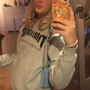 Thrasherhoodie 💖 - Grå thrasherhoodie i superbra skick, köpt på Zumies i usa i vintras för ca 900kr. Storlek S och sitter snyggt oversized. Frakten ingår 💖💖