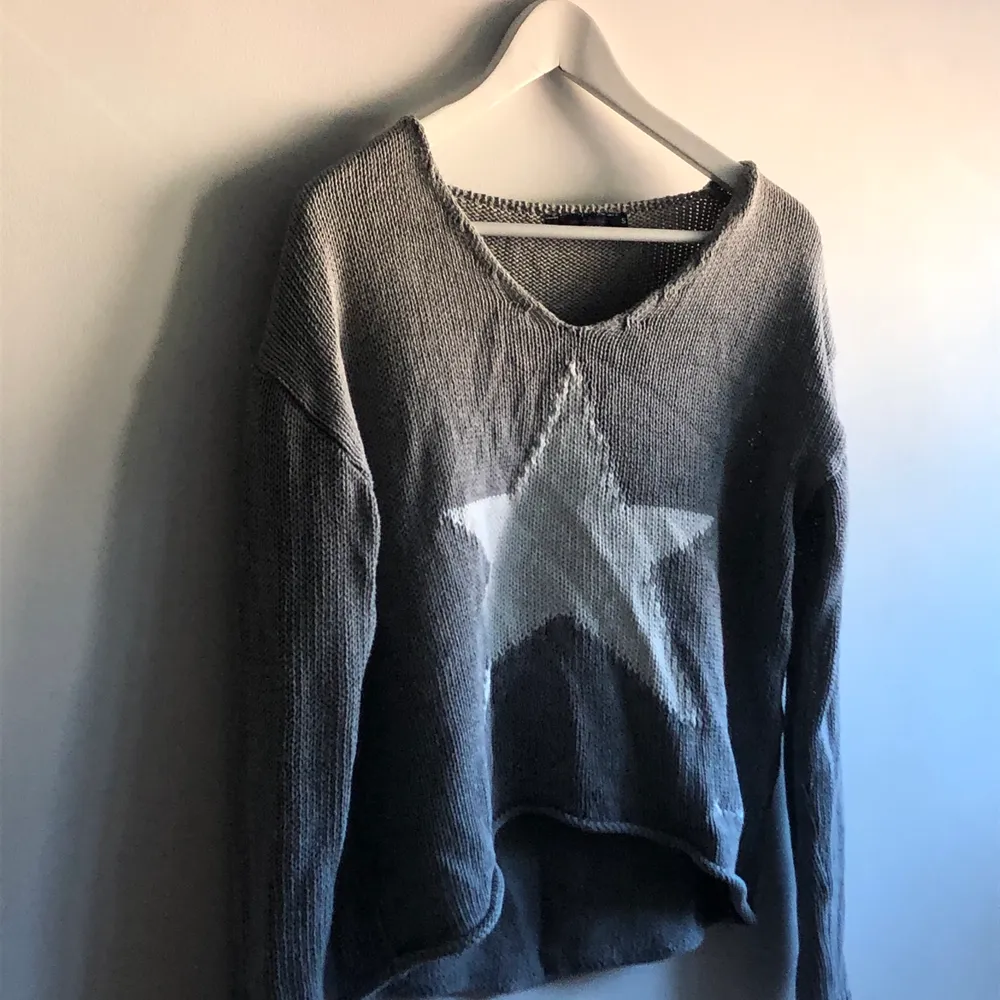 Jag säljer denna superfina gråa tröja från bondelid på grund av att den inte kommit till användning. Storlek S men passar XXS-M. Priset som står är exklusive frakt!! 🤍🤍kom gärna med egna prisförslag! . Stickat.