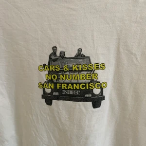 Hov1 Merch Cars & Kisses - Hov1 Cars & Kisses merch köpt 2018 på hemsidan i begränsad upplaga. Använd med bra skick. Normal i storleken. Går att diskutera pris. Köpt för 300kr. Möts upp i Stockholm annars står köparen för frakten. 