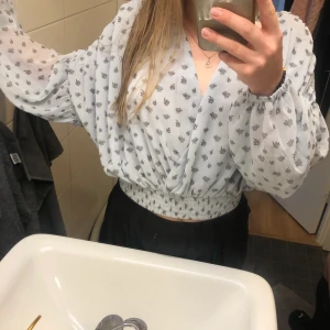 Blommig blus - En fin, ljusblå, luftig blus från NA-KD som inte kommer till användning, lappen sitter kvar. Nypris: 399kr. Frakten ligger på 44-63kr🌻