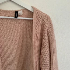 Stickad kofta - beige/ljusrosa stickad kofta från hm, storlek xs men passar större, 80kr