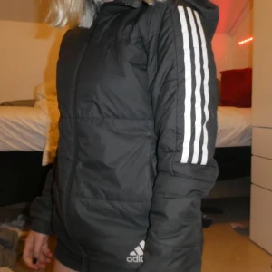 Adidas vinterjacka  - Svart/mörkgrå adidas vinterjacka 