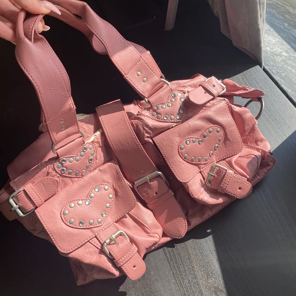 Jättesöt rosa väska tyvärr med några defekter!💓. Väskor.