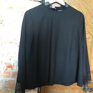 Blusar - Från Gina tricot. En svart och en vit i samma modell, knappt använda. 50kr st plus frakt. 