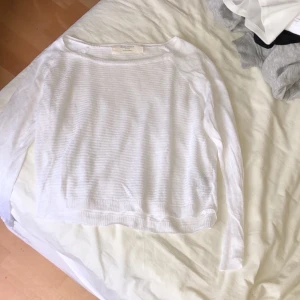 Så fin och skön topp ifrån ZARA! - Så vacker, du kan bara liksom slänga på dig den, så fin. Säljer på grund av garderobsrensning!