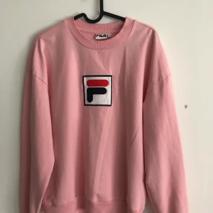 Fila sweatshirt  - Knappt använd, säljer för att det inte riktigt är min stil. Skön passform