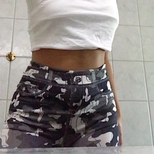 Camoflauge leggings - Säljer dessa snygga kamoflaugemönstrade leggings då de inte kommer till användning längre. Finns ett hål/reva på baksidan som går att sy igen, därav priset. Frakt tillkommer! 🤗✨