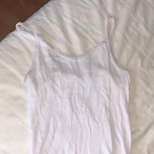 Så fint linne ifrån h&m! - Detta kan man ha som det är eller under nån fin tröja:) säljer för 10kr och är köpt på h&m:)