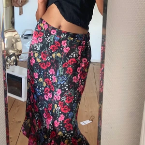 Blommig långkjol  - En somrig och fin långkjol i svalkande material likt silke. Kjolen är i midi längd och har använts ett fåtal gånger. Köparen står för frakten!💖