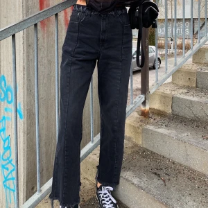 Jeans NAKD - Svarta slitna jeans med detalj i midjan. Supersnygga men lite stora för mig. Lapp sitter kvar, oanvända!