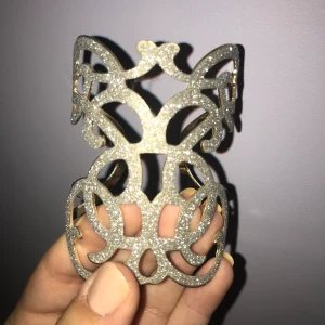 Armband med silvrigt glitter - Säljer detta armband i guld och silver färg. Sitter bra på smalare armar. Kan mötas i Stockholmsområdet vid köp!