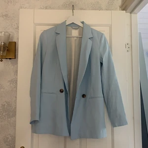 Blå kavaj - Oversized kavaj. Priset är exkl frakt. Aldrig använd, nypris:400