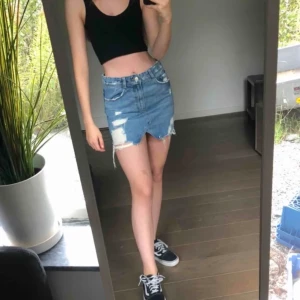 Zara jeans kjol - Jättefin jeanskjol från Zara med en liten slits där framme och slitningar. Denna kjol kommer tyvärr inte till användning i min garderob, men jag hoppas att den gör det i din 😉😉 Kan mötas upp i Stockholm eller så står köparen för frakt