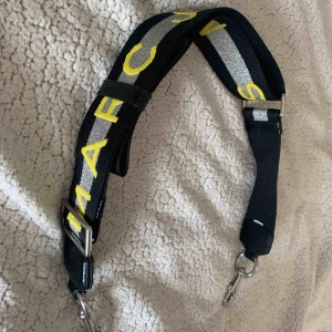  - Säljer ett Marc Jacobs väskband till mycket bra pris. Ordinarie pris på Nk: 1000kr. Skicket är mycket bra, det är en liten missfärgning i krokarna (se sista bilden). Det är dock ingenting som syns då man knäpper fast sin väska där!💕