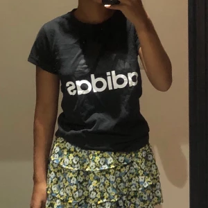 Snygg adidas tröja - Säljer en jättesnygg svart adidas t-shirt, man kan använda den till vardag elr träning💘endast använd 1-2 ggr