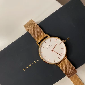 Daniel Wellington klocka - Säljer min Daniel Wellington klocka som är exakt som ny, har använt den två gånger💘 har tillhörande box (köparen står för frakten) finns tillhörande armband som jag även säljer✨✨nypris för bara klockan är 1299kr