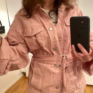 Rosa jeansjacka med bälte - Rosa jeansjacka med bälte från Zara. Storlek M. ❤️