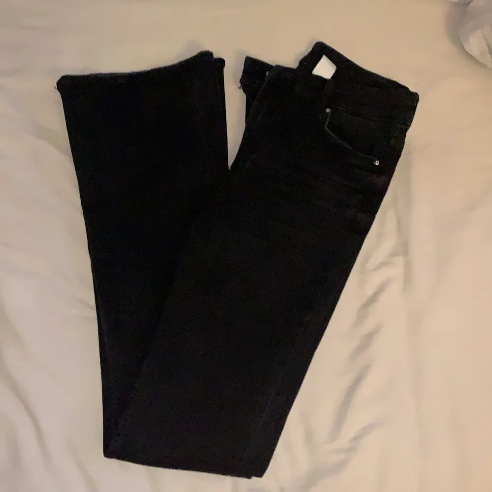 Ett par svarta bootcut jeans från Hm, aldrig använda, strl 38. Kan fraktas med så står köparen för den kostanden!. Jeans & Byxor.