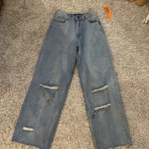Jeans från boohoo - Ett par jeans från boohoo som är jätte fina men tyvärr inte sitter så bra på mig! Jag har klippt av dom ungefär 7cm och original längden är för folk som är 170+ så nu passar dom för 155-165 skulle jag säga, det bror på ens ben längd! Frakten betalar köparen hör av er för fler bilder💕 stora i storleken men passar 34-36