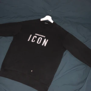 Dsquared2 sweatshirt - Condition 7/10, enda flawn är att några trådar på ”ICON” är lite lösa Storlek : Medium, sitter som small Har varken kvitto eller tagsen kvar:(