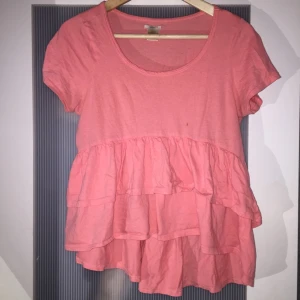  - Söt topp från ellos :) längre bak än fram! 