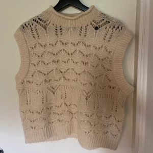 Stickad tröja/väst - Använd 1 gång, köpt för 300kr i storlek L men är som en M😊