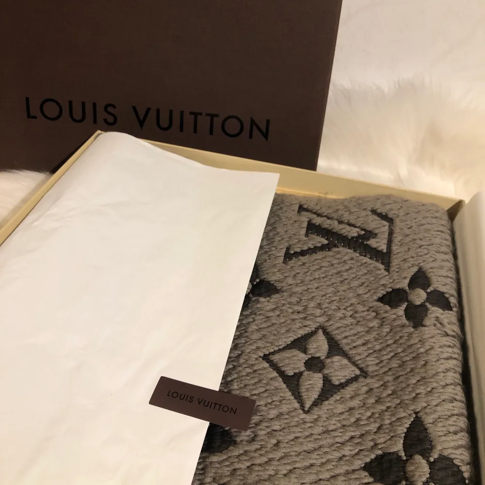 Säljer min mörkgråa Louis Vuitton halsduk köpt för några år sedan. Lågt pris eftersom jag ej har kvar kvittot samt vill bli av med den snarast, diskuterbart pris!. Accessoarer.