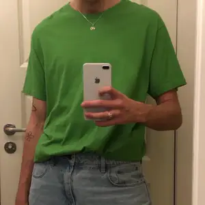 Superfin plane grön t-shirt i toppen skick! Älskar att den sitter lite oversized, då det är så snyggt att stoppa in i byxorna 😇!! Köpare står för frakt 💓✨.