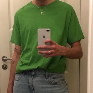 Grön t-shirt - Superfin plane grön t-shirt i toppen skick! Älskar att den sitter lite oversized, då det är så snyggt att stoppa in i byxorna 😇!! Köpare står för frakt 💓✨.
