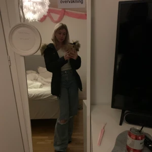 Hollies jacka - Använd under en vinter i fint skick, pälsen är fake där av priset, köpt för 1500kr