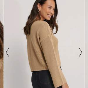 Nakd cropped long sleeve knitted sweater i beige :) nypris 300 säljer för 100, använd kanske 5 gånger! Storlek M