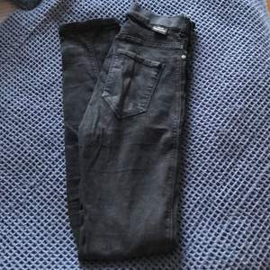 Säljer dessa snygga jeans från Dr Dehnim🤩 Jeansen är i storlek S och är stretchiga🙌🏻
