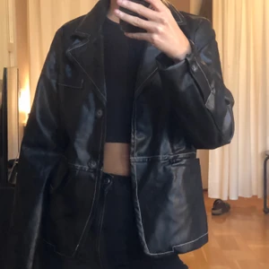 Skinnjacka/läderjacka - Fake läderjacka med vita kontrastsömmar, lite ocersized i modellen, men inte överdrivet. lite skrynklig då den legat nedpackad, men går lätt att räta ut. bud från 300kr, köpare står för frakt! 💖