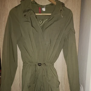 Hm militärgrön jacka 34 - Militärgrön jacka från h&m i stl 34 fint skick