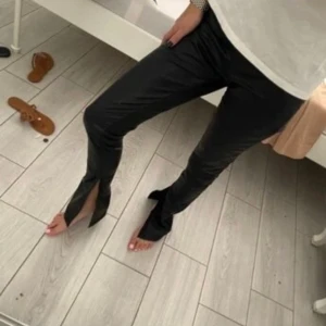 Skinnbyxor med slits!! Strl XL - Säljer dessa byxor som jag fått i helt fel storlek💘💘💘💘Helt nya och aldrig använda💕🙏strl xl (lånade bilder)