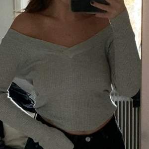 Grå ribbad off shoulder tröja från H&M