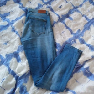 Jeans strl 26 - Säljer min byxor, I mycket gott skick. De är för stora för mig. 