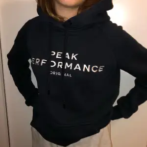 Blå peak performance hoodie, i jätte bra skick! Är i storlek S. Högsta bud 600, och börjar på 350, också använd fåtal gånger!