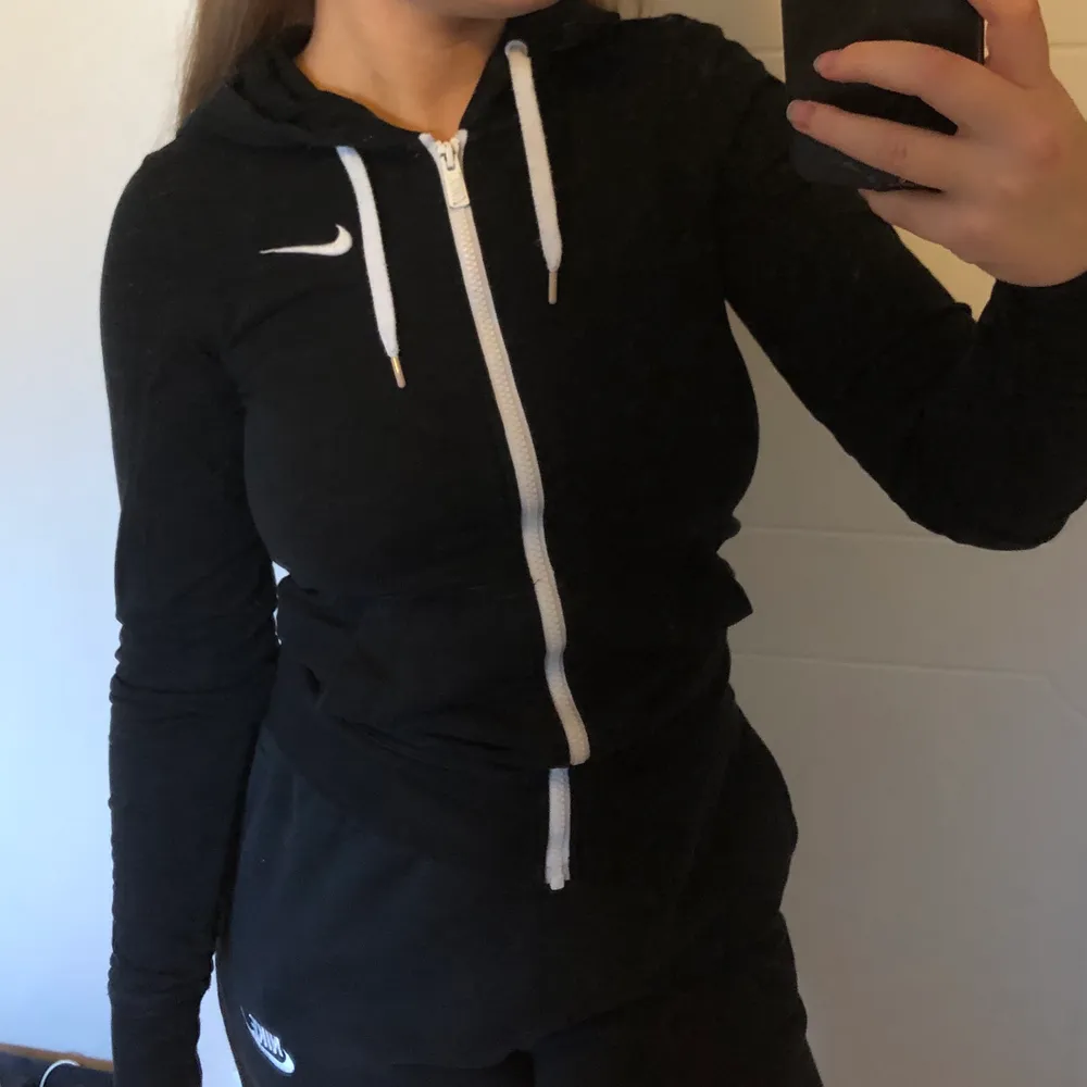 Svart hoodie från Nike, Storlek XS, för liten därför jag säljer den. Hoodies.