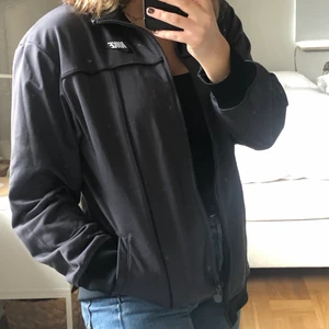 Nike spotrswear kofta - Nike sportwear kofta som är oversized i storlek XL