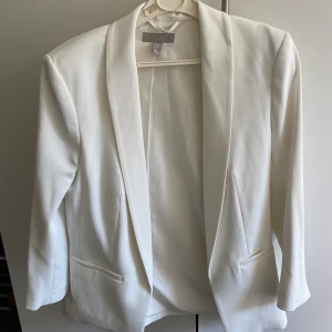 Vit kavaj från hm i str 34 - Vit kavaj från hm str 34