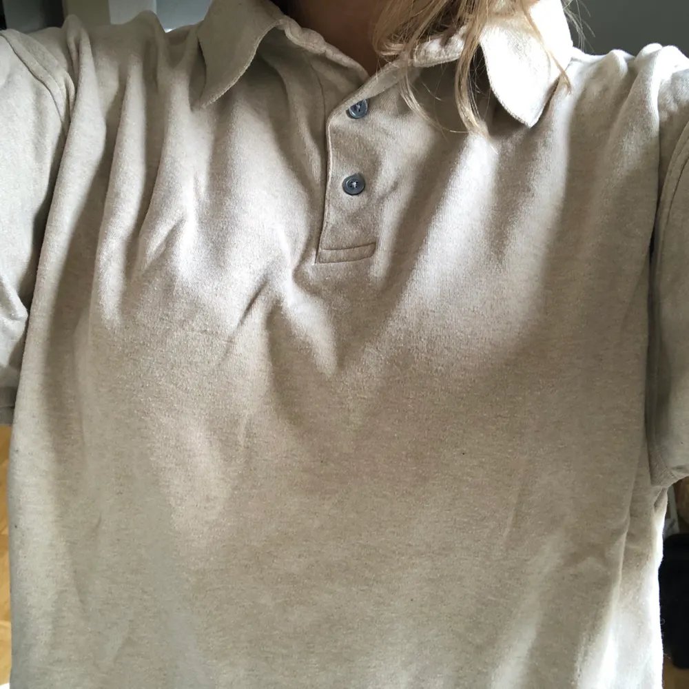 Världens mysigaste beige knapp tröja i storlek XXL. Märket heter Atwardson.. Hoodies.