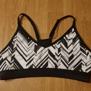 Nike BH - Nike sportbh. Har nätrygg och möjlighet för att sätta in egna inlägg. Dock är tyget redan stadigt isig, så har aldrig behövt det. Är M men som en S i storleken. Säljer för 79kr exklusive frakt (22kr). Dock ingår alltid gratis frakt vid köp över 300kr. 