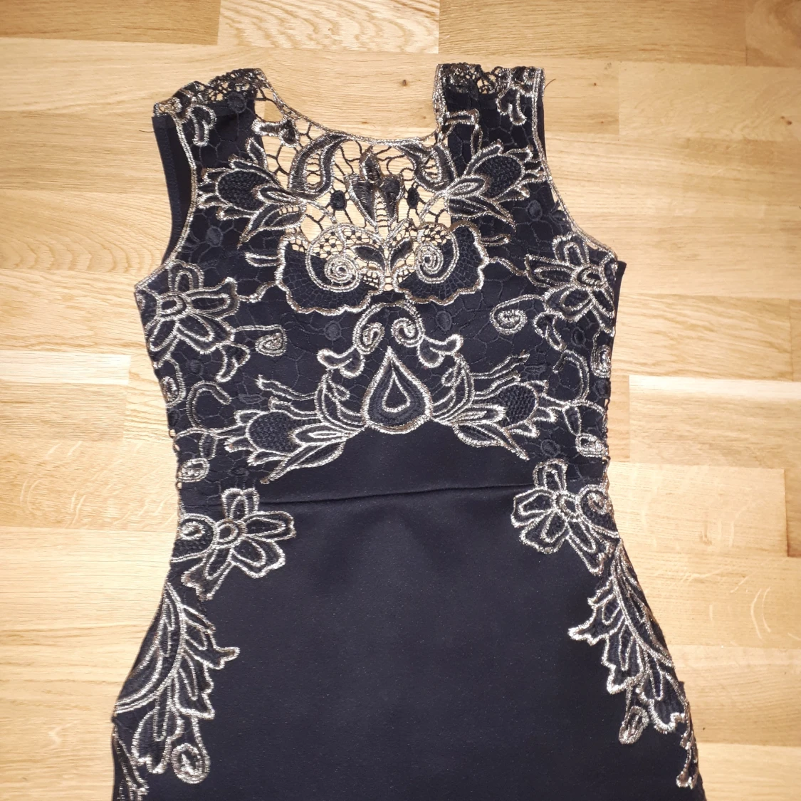Svart och guld klänning  - 91