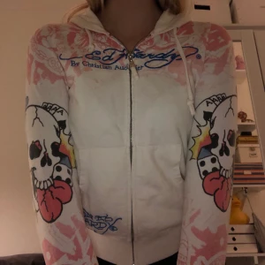 Ed hardy zip up hoodie  - Lägger upp igen då hon som köpte inte svarar. Ed hardy zip hoodie men tryck på fram och baksidan samt på armarna. Skit snygg men behöver pengar. Frakt ingår inte 