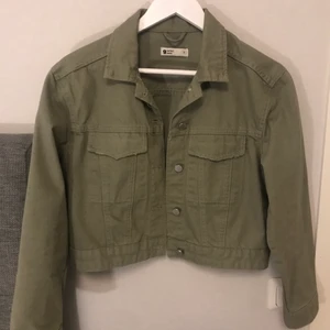 Grön jeansjacka från Gina tricot, Storkek s - Militär grön färg